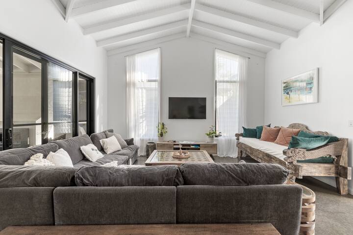 Tropical Beachside Family Retreat – Mineral Pool gallery image 5