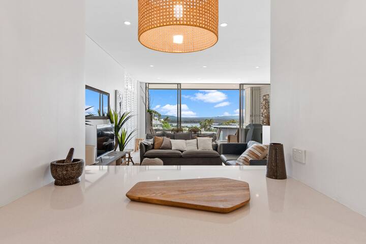 Stunning 2 Storey Apartment with Ocean Views gallery image 4