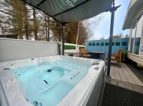 All Weather Private Hot Tub Cabin & Huge Deck Area