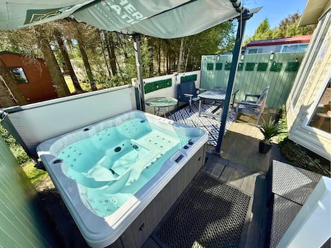 All-weather Hot Tub & Spacious Deck Area