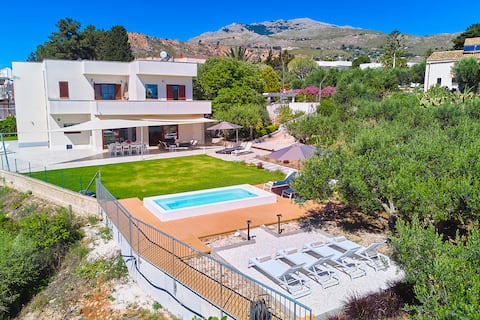 Villa for 14 persons with pool & close to the see