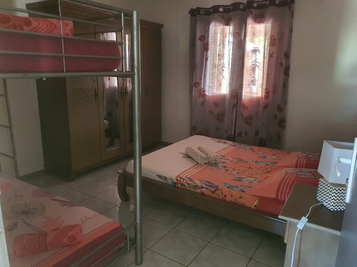 Primer dormitorio: cuádruple (1  cama doble + 1 litera)