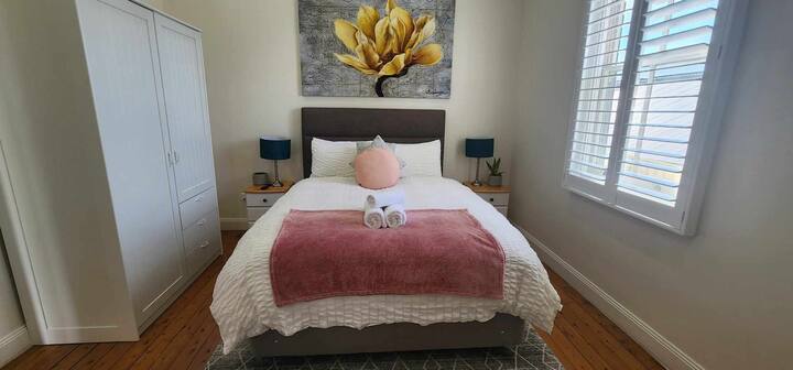 ห้องนอนปรับอากาศพร้อมเตียงควีนไซส์ 1 หลังพร้อมผ้าปูที่นอนและหมอน 