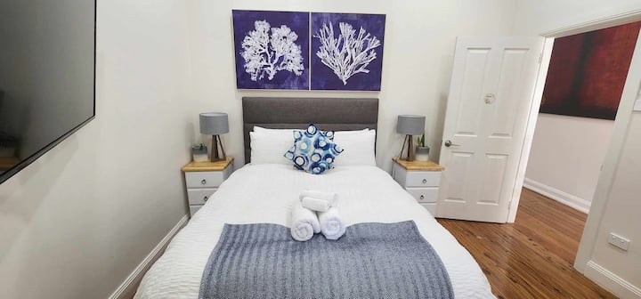 ห้องนอนปรับอากาศพร้อมเตียงควีนไซส์ 1 หลังพร้อมผ้าปูที่นอน