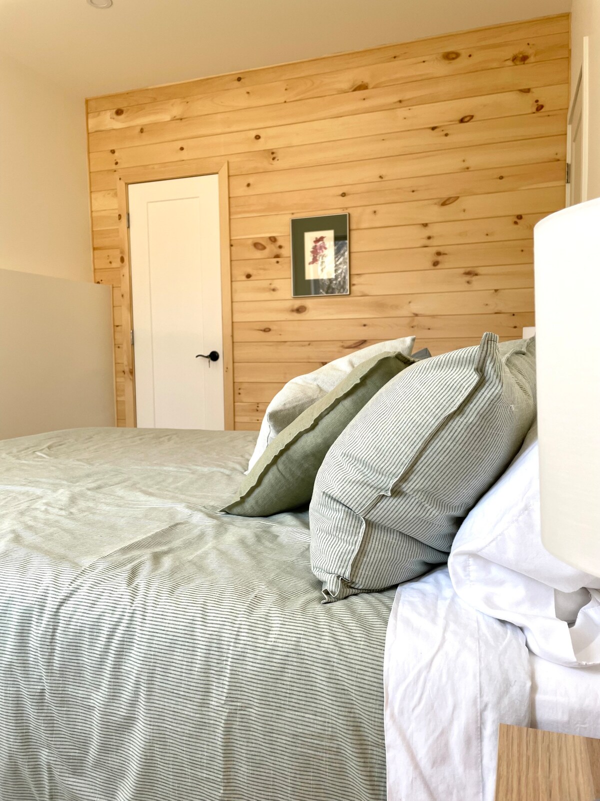  Sálavé podlahy, vysoké stropy, veľmi svetlé, s komodou a šatníkom. Úplne nová konštrukcia.