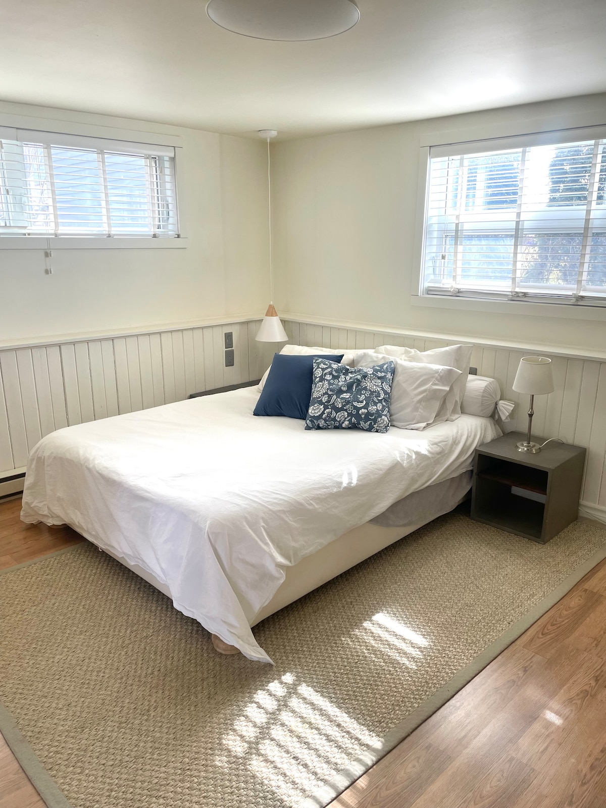 Veľká a mimoriadne tichá spálňa s malým písacím stolom, 1 veľkým šatníkom a 1 veľkou komodou.