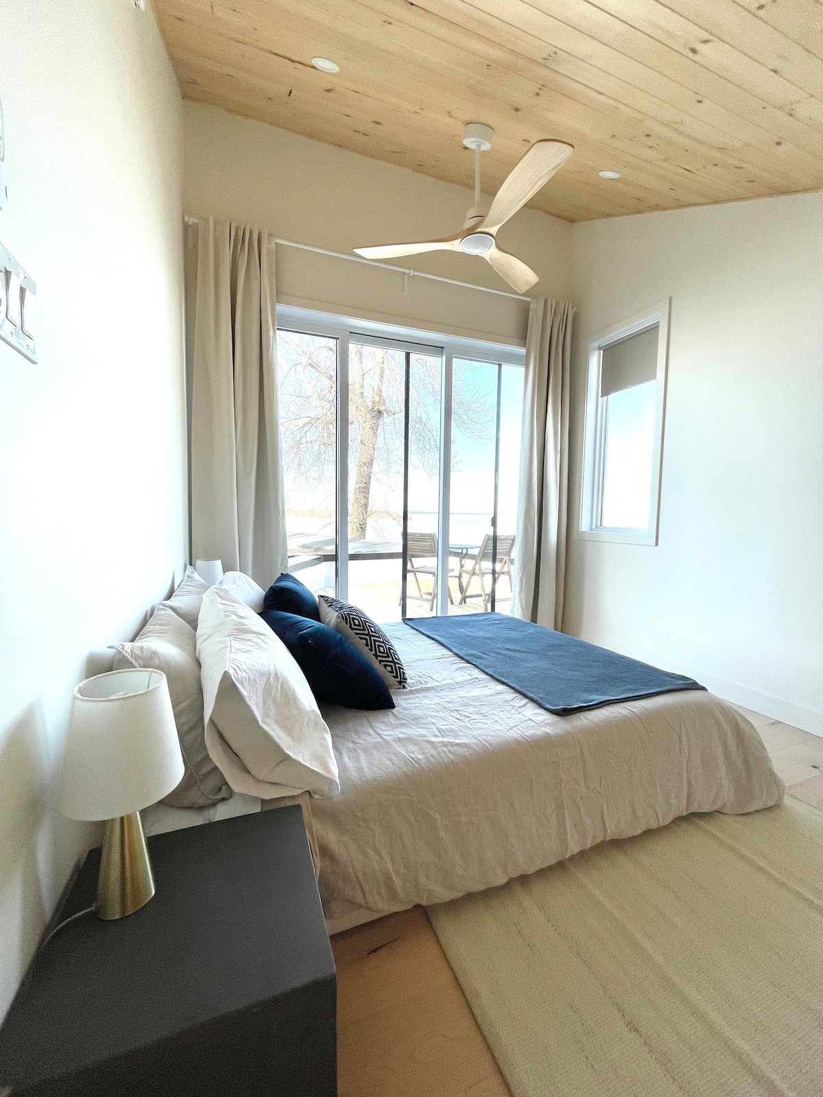 2. poschodie. Úžasný výhľad, súkromná terasa, stropný ventilátor, kávovar Nespresso, veľká skriňa a komoda, vlastná kúpeľňa, javorové podlahy, vysoký šikmý borovicový strop. Úplne nová stavba.