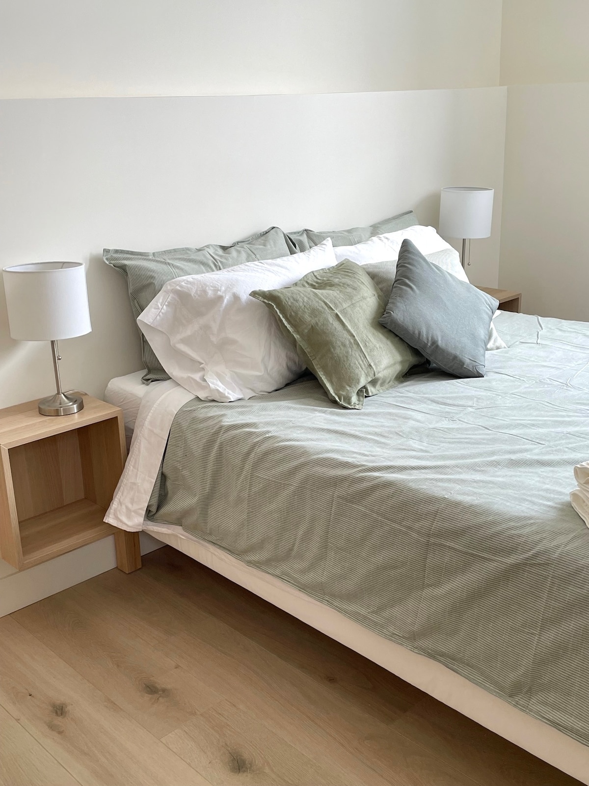 Sálavé podlahy, vysoké stropy, veľmi svetlé, s komodou a šatníkom. Úplne nová konštrukcia.