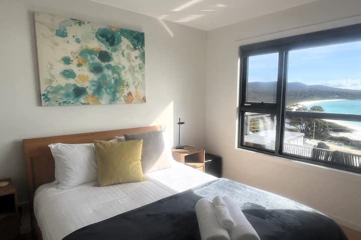 Cama tamaño queen y increíbles vistas al agua