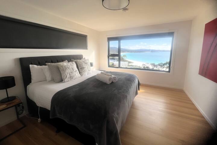 MOONRISE BINALONG BAY Stunning views – Brand New gallery image 2