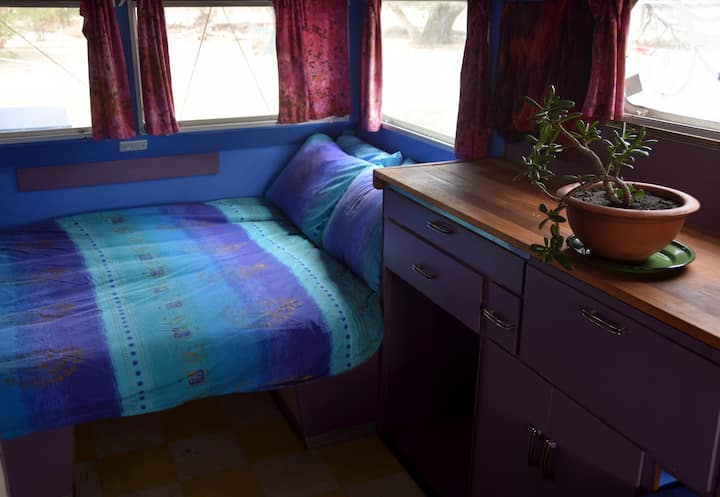 Cama doble en una dulce furgoneta de los años 60