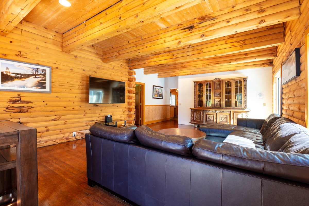 Top performing Airbnb: Huge Comfy Beautiful Log Cabin 7bdrms HotTub/Sauna in Meyers