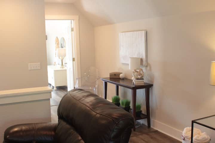 Guesthouse W/ Pool, Outdoor Fireplace, Game Room - Jackson, MO