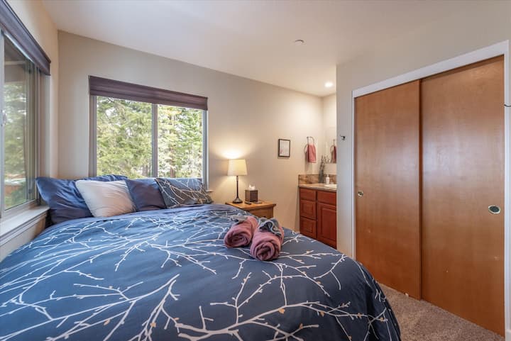 Cette chambre, la chambre 3 sur un total de trois chambres, dispose d'un lit Queen Size, d'une télévision connectée, d'une commode, d'un placard, d'un lavabo et d'un miroir privés.