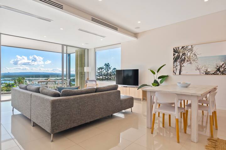 Spacious Penthouse with Stunning Ocean Views gallery image 4