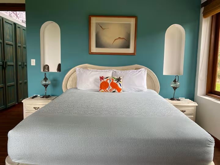 Todas las habitaciones gozan de cortinas blackout y bambulitas, para mejor descanso, Al lado izquierdo, es la entrada al vestidor y lavamanos con espejo, antes de entrar al baño