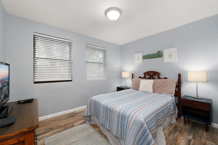 Dormitorio 3 con cama completa, armario pequeño y TV inteligente