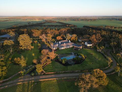 Naringal Station - Luxurious Farm Stay