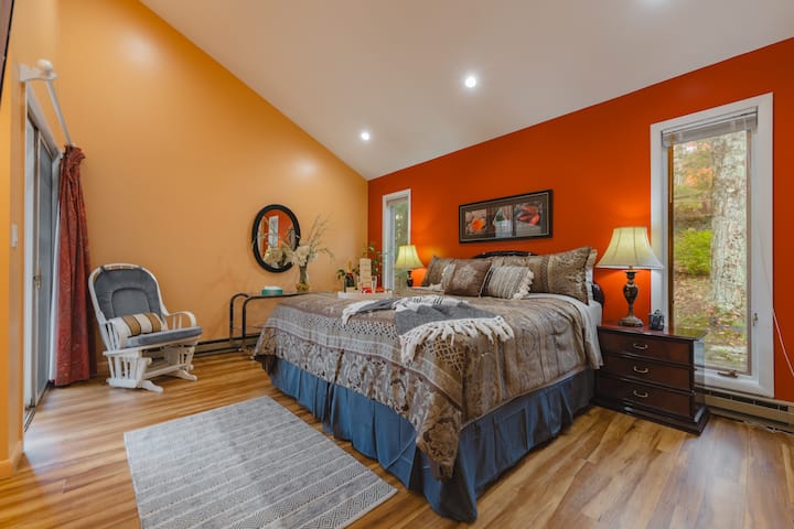 Вашата главна спалня с високо легло King size на основния етаж и удобна зона за сядане на балкона. Насладете се на гледката...
ROKU TV