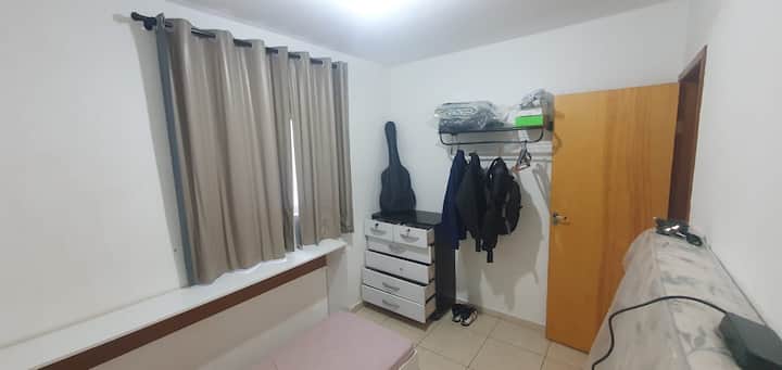 Robo iliyo na kitanda kimoja, godoro la sakafuni, linaloweza kuhamishwa lenye droo na rafu.