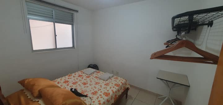 Chumba kilicho na kitanda cha watu wawili, rafu na meza