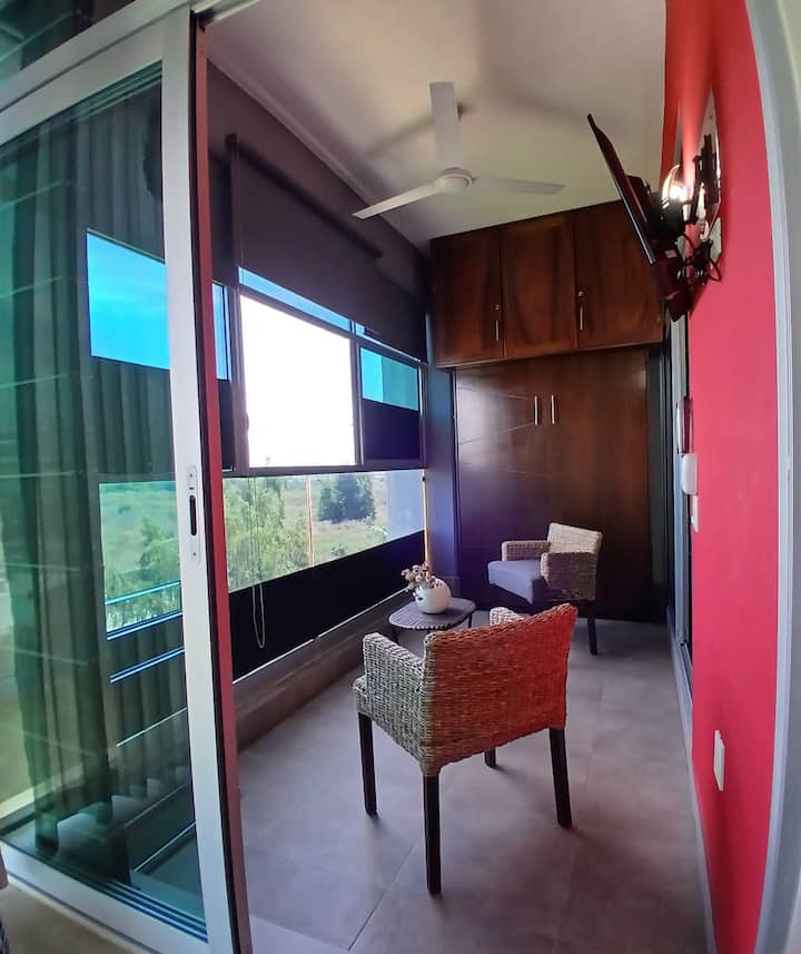 พื้นที่ระเบียงนี้มีเตียงเมอร์ฟี่และเปลี่ยนเป็นห้องนอนที่สองได้