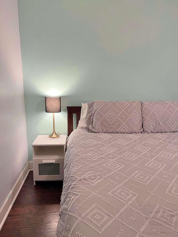 Отпуснете се в уютната ни спалня, където мекото осветление и удобното спално бельо осигуряват спокоен нощен сън по време на престоя ви в Талахаси.