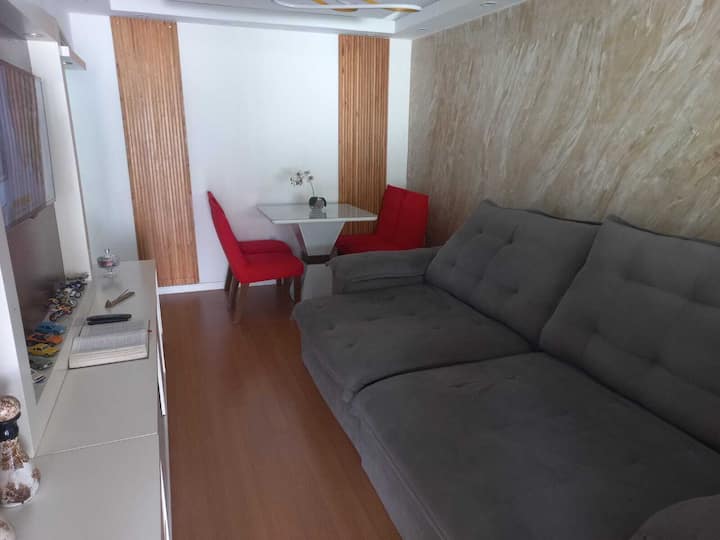 Sala de estar está equipada com Smart tv e sofá-cama amplo 
