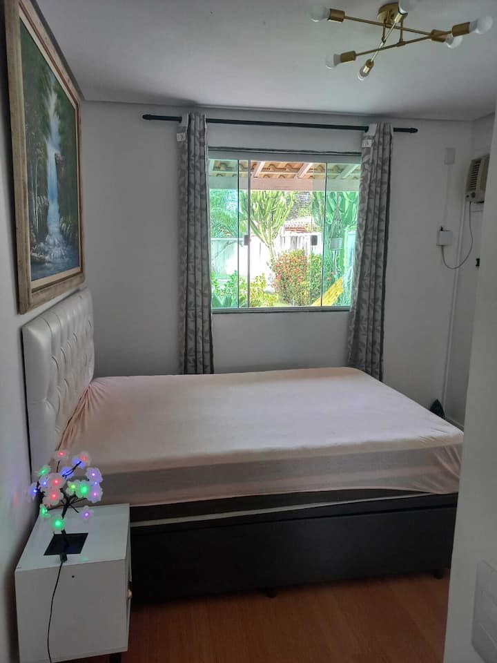 No quarto há 1 cama de casal confortável, perfeita para o seu descanso
