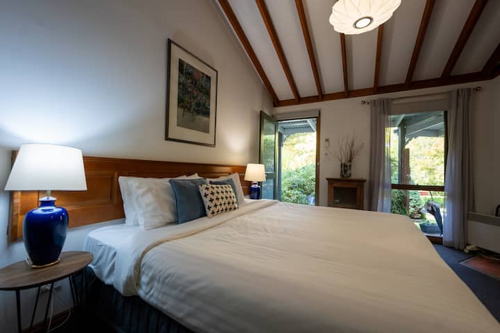 Bedroom 8. Prisrose Suite. (with après)