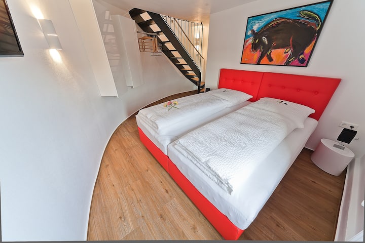 Chumba cha 2 kikuu cha kulala kwenye ghorofa ya 5 kina bafu lililo karibu.