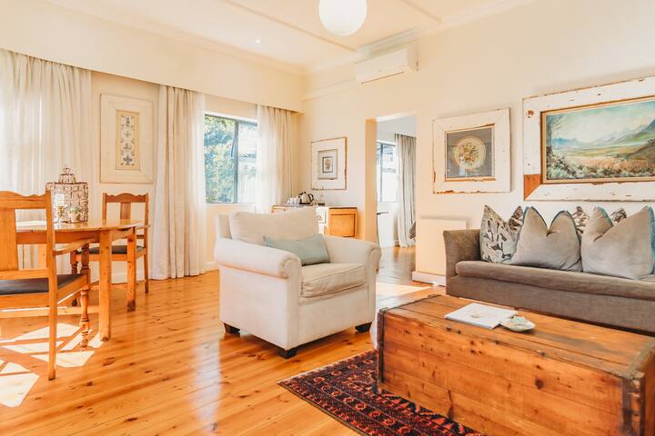 Awesome Acorn Villa - George