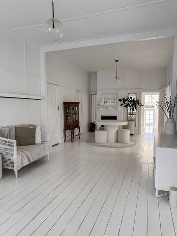 Minimalist beach cottage – family friendly gallery image 2