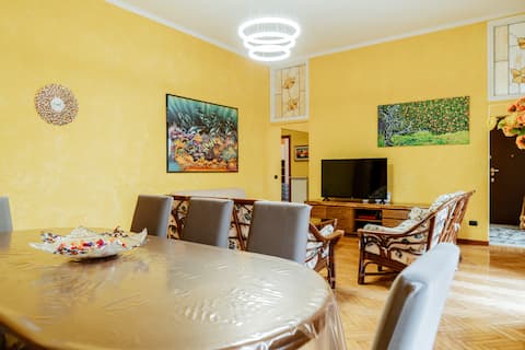 Top Airbnb: [Luxe Apt] - 180 m² • Parking • A/C • Sleeps 8 a Busto Arsizio
