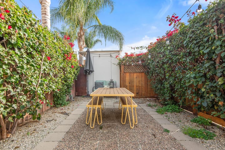 Bright Bohemian Bungalow W/patio & Gated Parking - Los Ángeles, CA