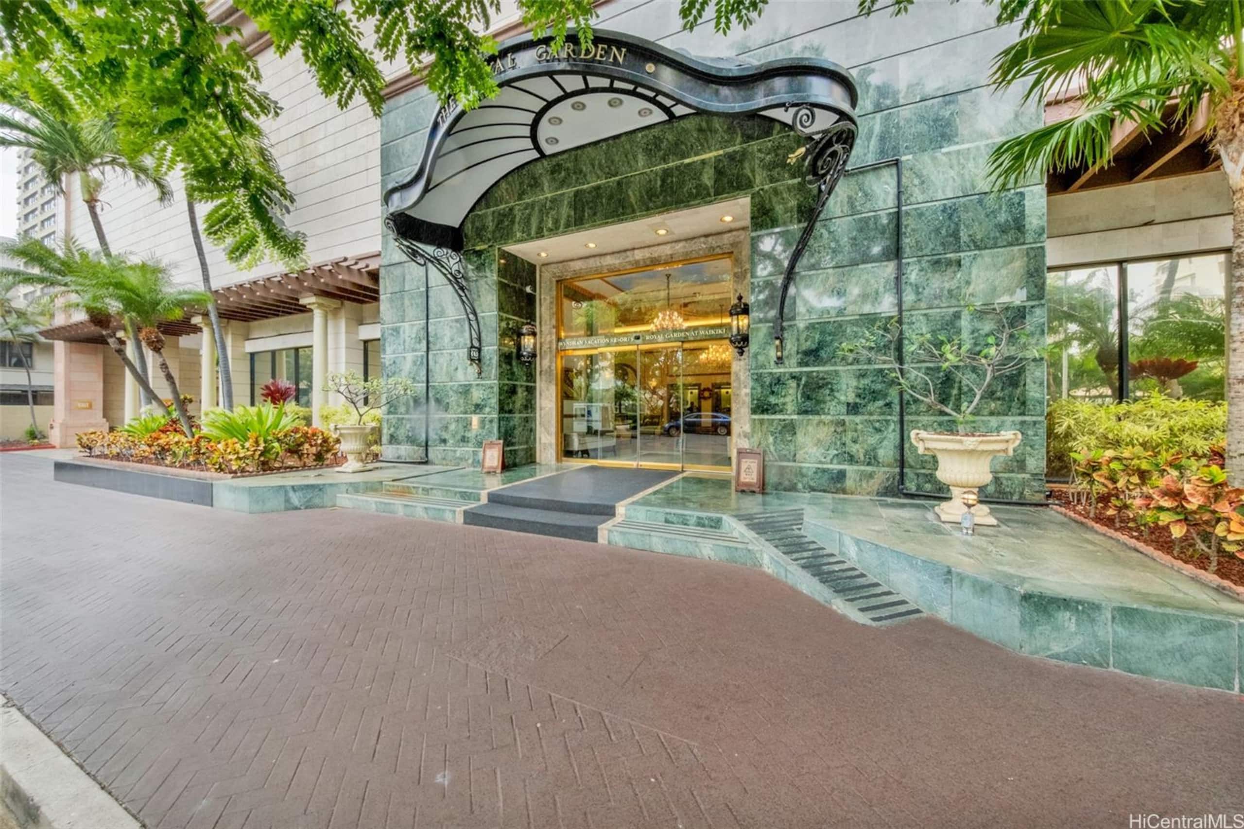 Resort in Honolulu · ★4.73 · Studio · 3 beds · 1 private bath - Image 32