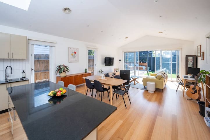 Spacious light-filled 3BD sanctuary in Northcote
