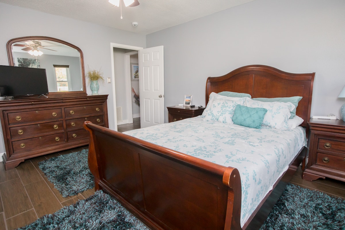 سرير حجم وسط في غرفة النوم الرئيسية