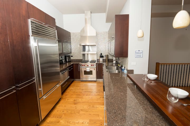 4 Bedroom in Wrigley Rooftop Building-Grand Slam