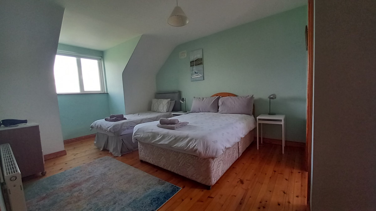 ห้องนอน 4 - เตียงคู่ 1 เตียงและเตียงเดี่ยว 1 เตียง