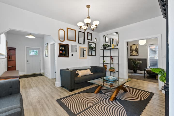 Remodeled Victorian | Downtown | Ac | Full Kitchen - Milwaukee, WI
