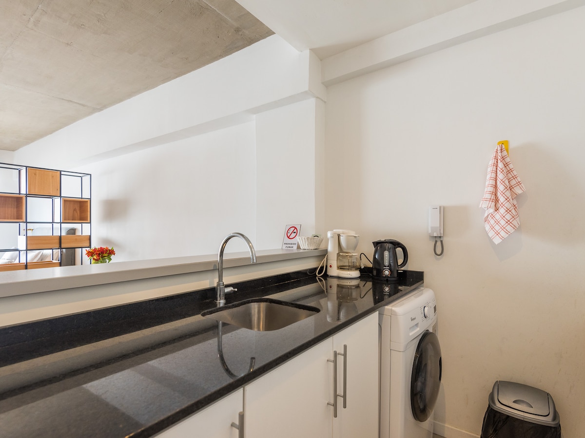 Departamento monoambiente con balcón y lavadora en Monserrat