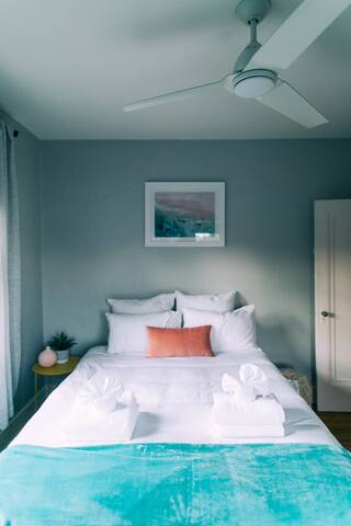 Holiday House! Hot Tub, Marg Machine, Walk 12South gallery image 3