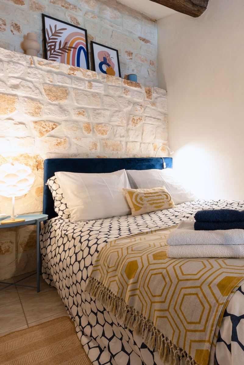 Kitanda cha sentimita 140 kilicho na godoro zuri sana. 