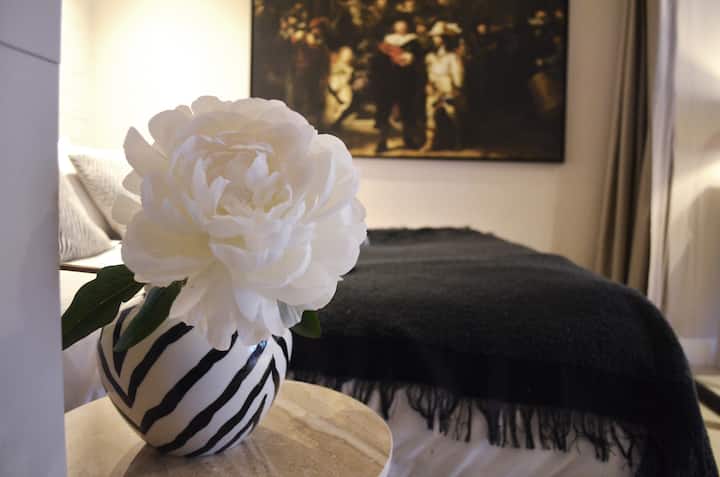 Неутрален интериор с топли акценти