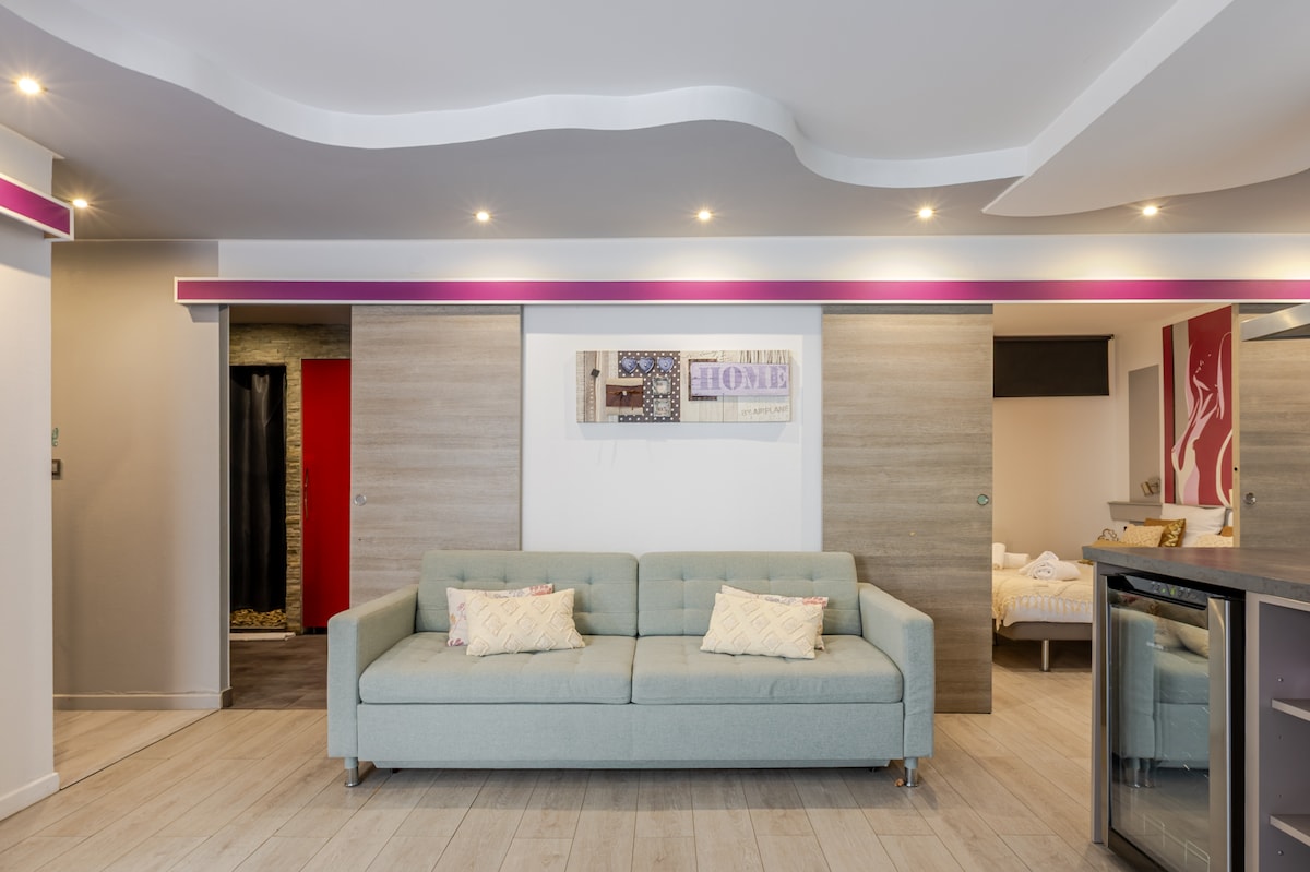 Espacio de vida luminoso y cómodo, ideal para relajarse y compartir momentos agradables.