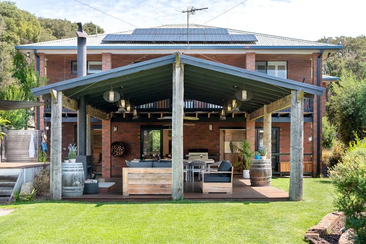 Luxurious multi-family retreat for all seasons. gallery image 3