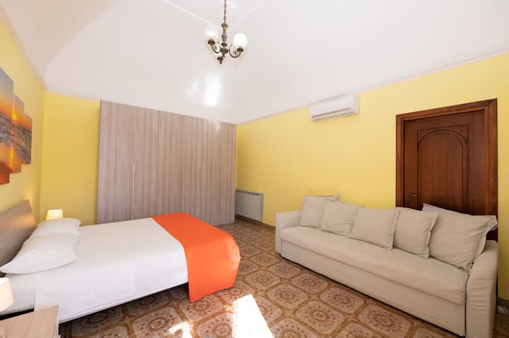 panoramatická spálňa. posteľ, extra veľká rozkladacia pohovka, klimatizácia, šatníková skriňa.