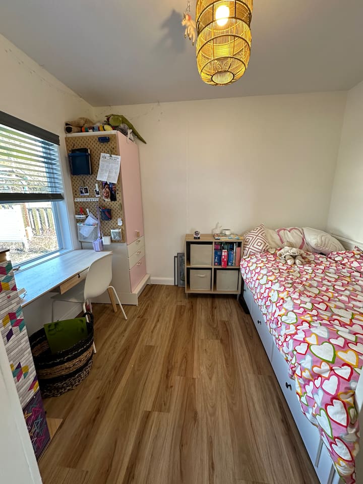 Detská posteľ sa môže vysunúť na manželskú posteľ, aby sa v nej mohla ubytovať iná osoba.