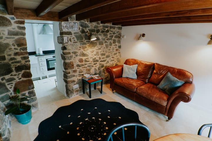 Cliff Cottage, Cadgwith: Fireplace & Seaside Charm - Lizard
